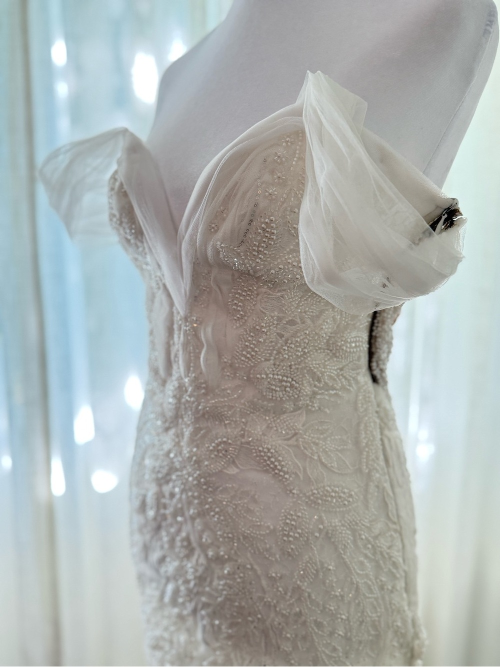 Daria Karlozi “Héloïse” Sample Wedding Dress | EU 40 Off the Shoulder size 8